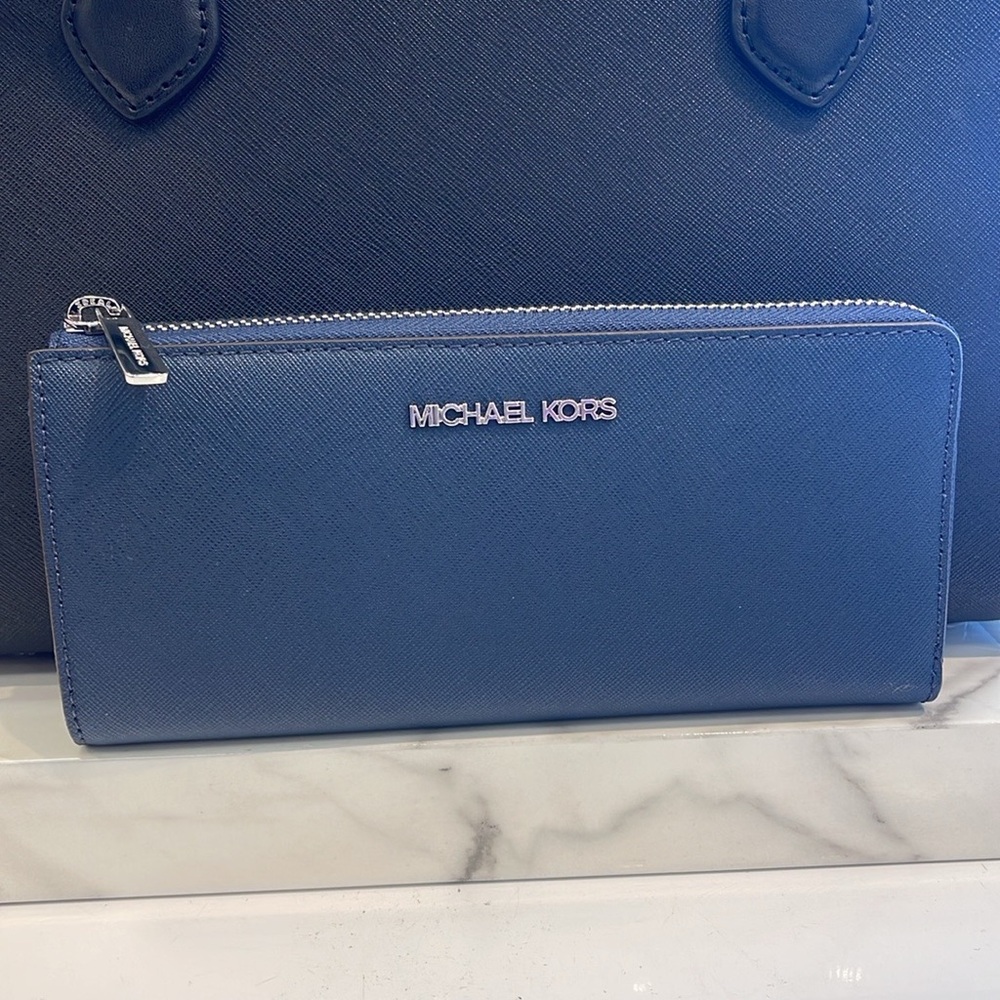 MICHAEL KORS Jet Set Travel Large Saffiano Leather Quarter-Zip Wallet
Navy 
NWT - Picture 3 of 16